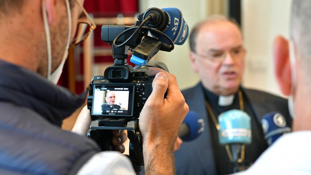 Projektgruppe Reitenbuch übergibt Abschlussbericht an Bischof Bertram