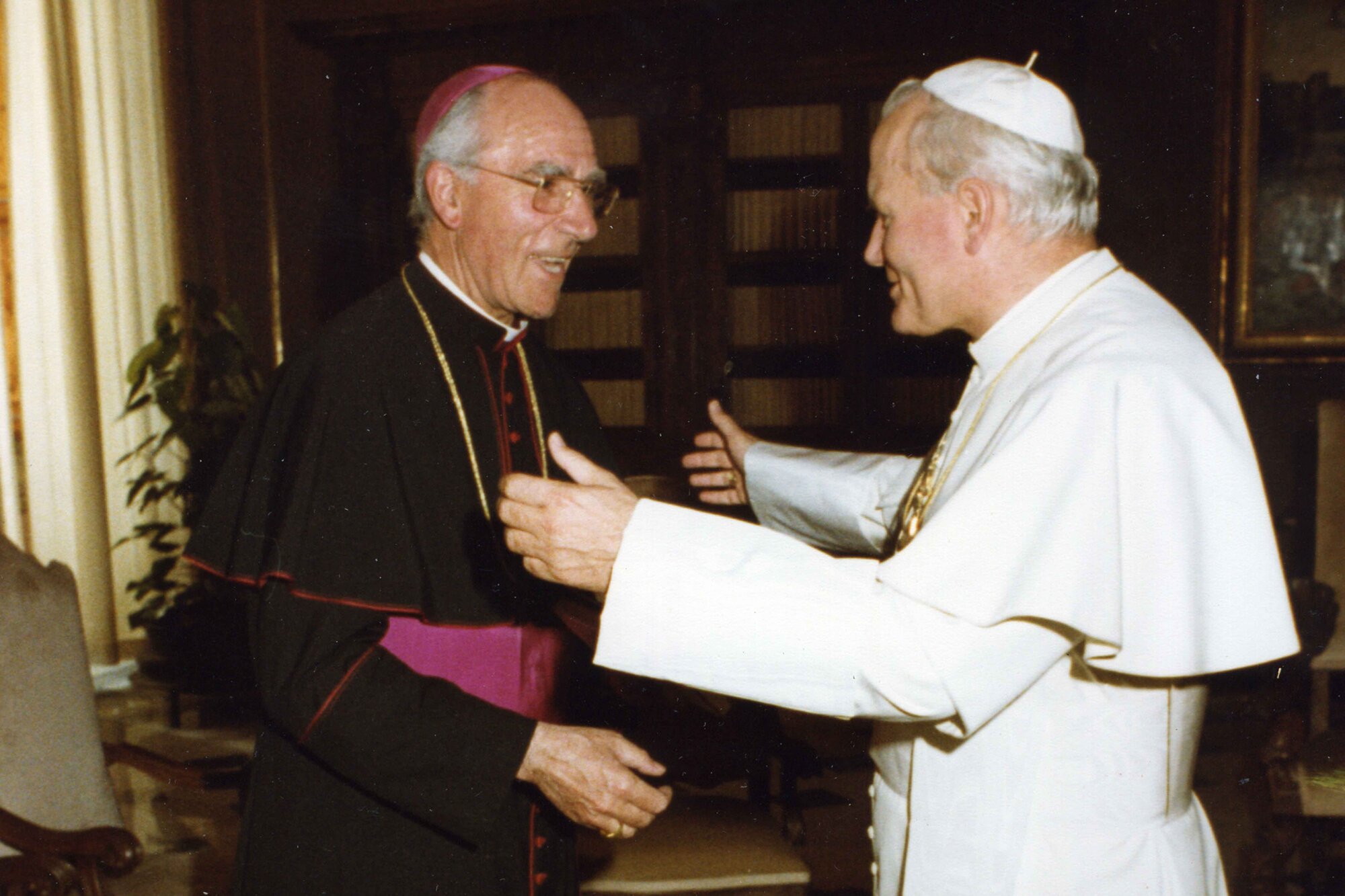 Bischof Stimpfle pflegte ein freundschaftliches Verhältnis zu Papst Johannes Paul II. (Foto: Bildarchiv pba)
