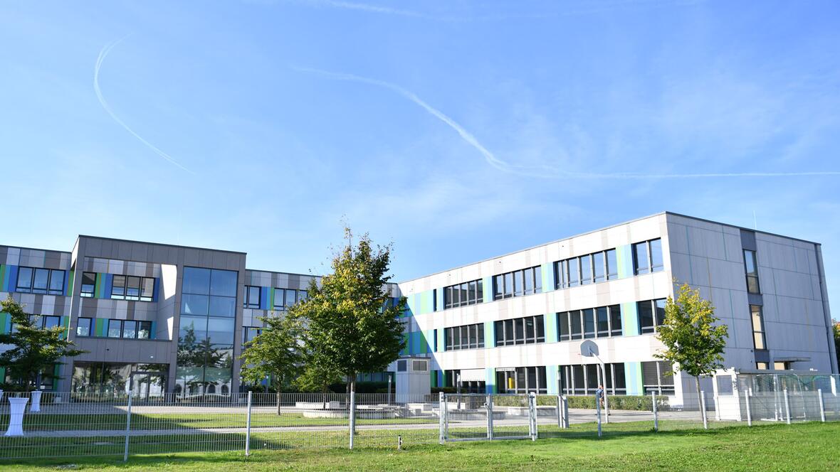 Die Grundschule liegt im hier rechten Flügel des Bischof-Ulrich-Schulzentrums.