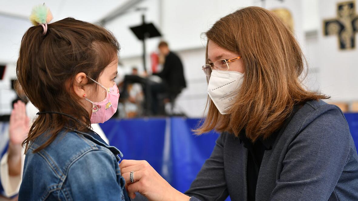 Die Schulleiterin hängte den Kindern eigens gesegnete Ketten mit Fischsymbol als Geschenk zum Schulbeginn um.
