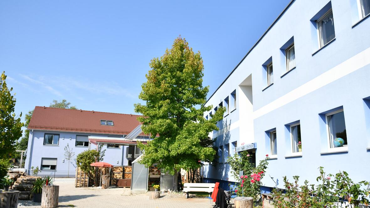 Gemeinsam mit dem Abbé-Pierre-Zentrum für suchtkranke Menschen (im Vordergrund) stellt das neue Wohnheim einen wichtigen Baustein in der sozialen Arbeit der Caritas Augsburg dar (Fotos: Julian Schmidt / pba)