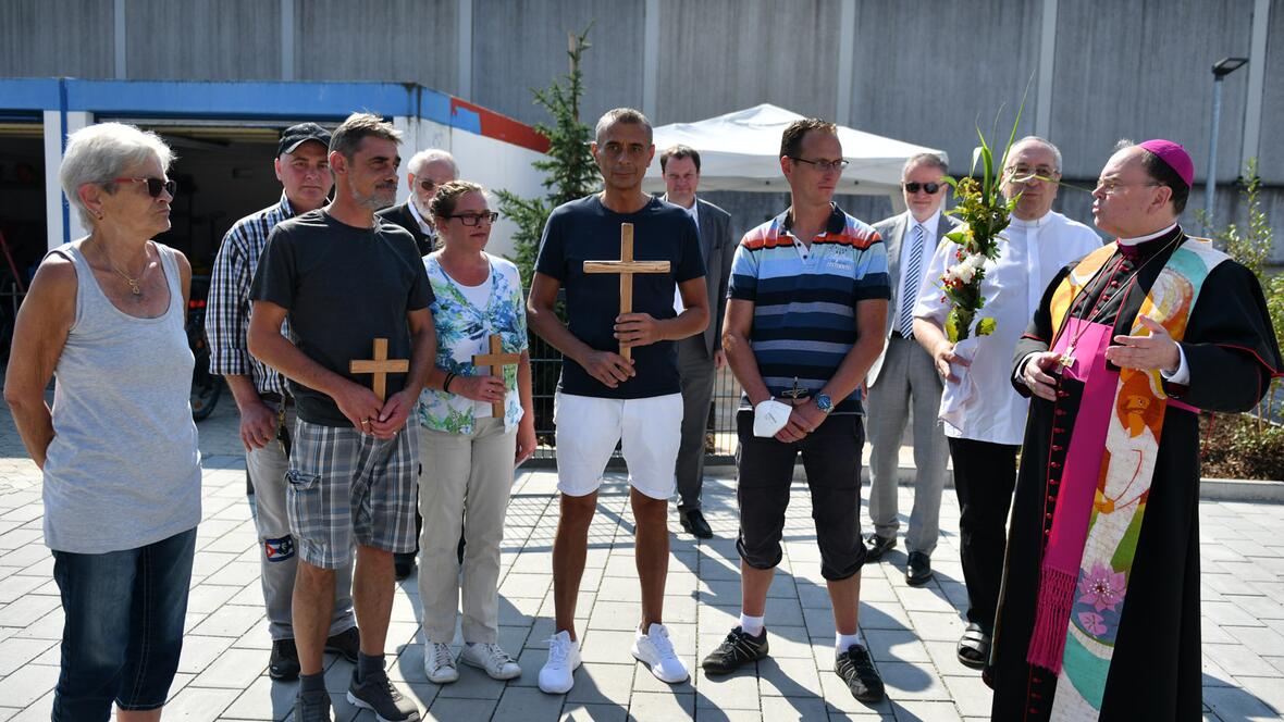 Bischof Bertram im Gespräch mit Bewohner/-innen des neuen Wohnheims.