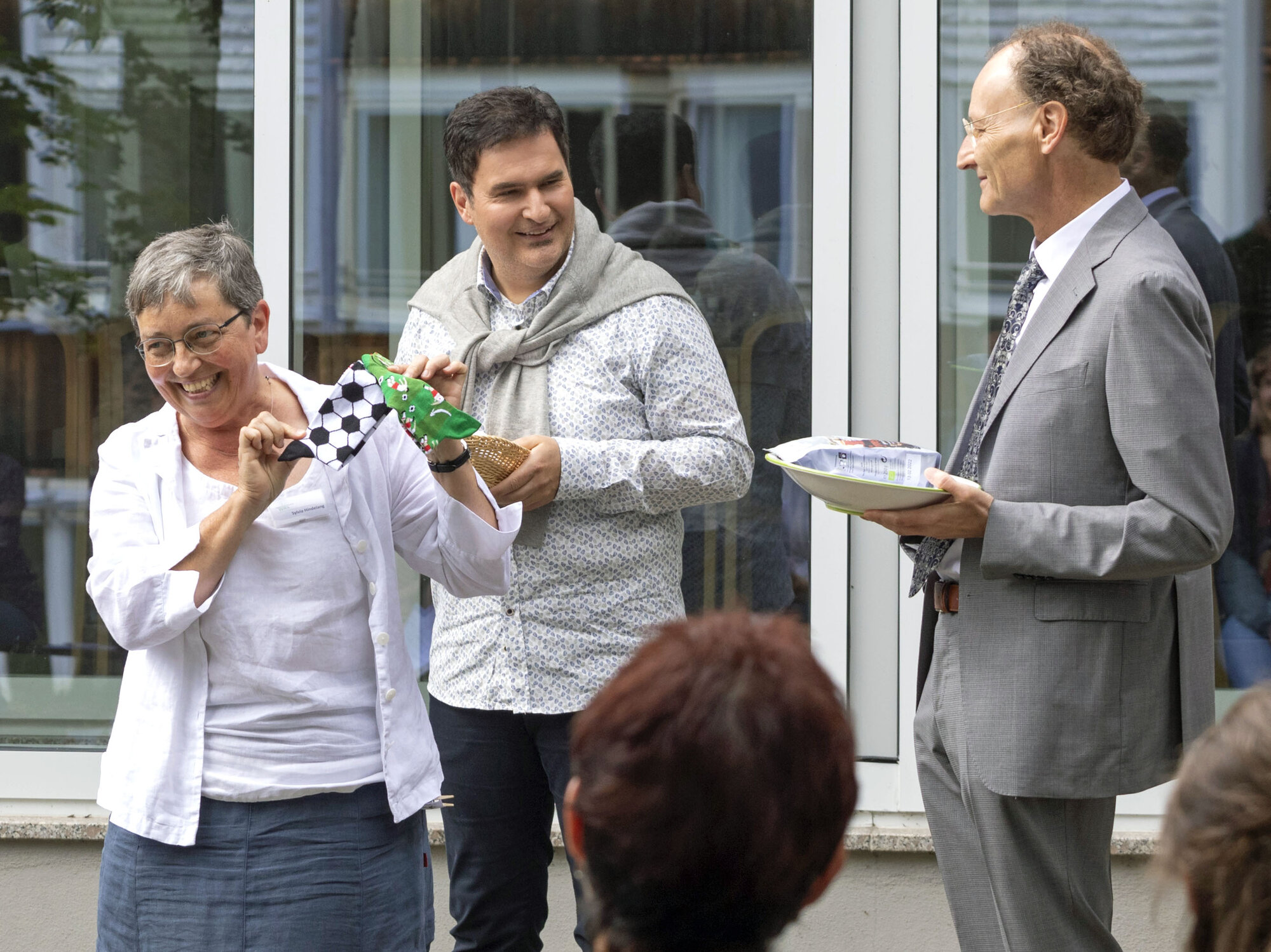 Die stellvertretende Direktorin Sylvia Hindelang und Direktor Hans Behringer überreichen Generalvikar Dr. Wolfgang Hacker Geschenke zum Abschied.
