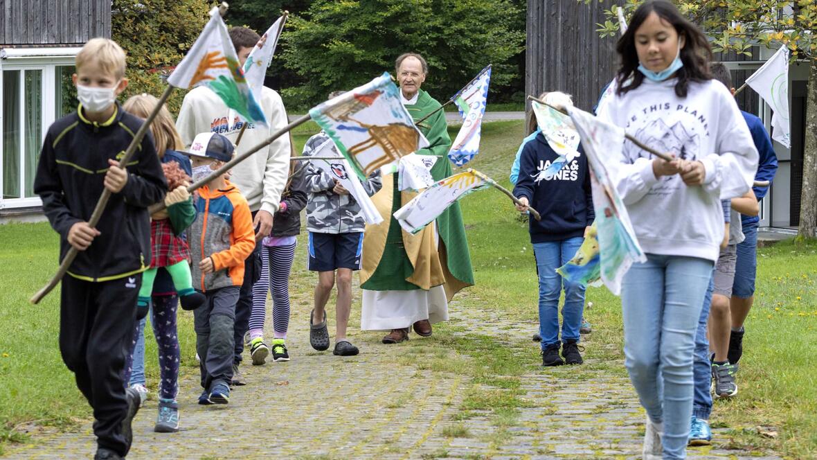 Ein buntes Wochenprogramm bot den Familienteams - hier die Fahnenträger beim Einzug - wertvolle Impulse für ihren Alltag. (Fotos: Kath. Landvolkshochschule Wies)