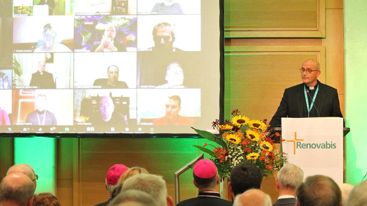 Der künftige Renovabis-Hauptgeschäftsführer Prof. Dr. Thomas Schwartz am Rednerpult beim Kongress in Berlin. Bischof Bertram verfolgte die Veranstaltung von Augsburg aus. (Foto: Renovabis)