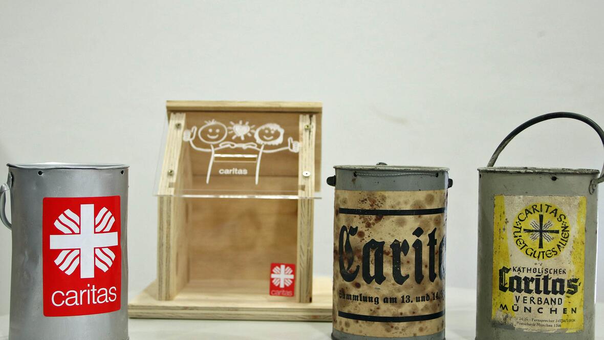 Schon früher war die Straßensammlung mit der Büchse in der Hand ein wichtiger Bestandteil der Caritasspendenaktion. Heute bitten vereinzelt Pfarrgemeinden Geschäftsinhaber darum, in ihren Geschäftsräumen Spendenhäuschen (im Hintergrund) aufstellen zu dürfen. (Foto: Caritas Augsburg / Bernhard Gattner)