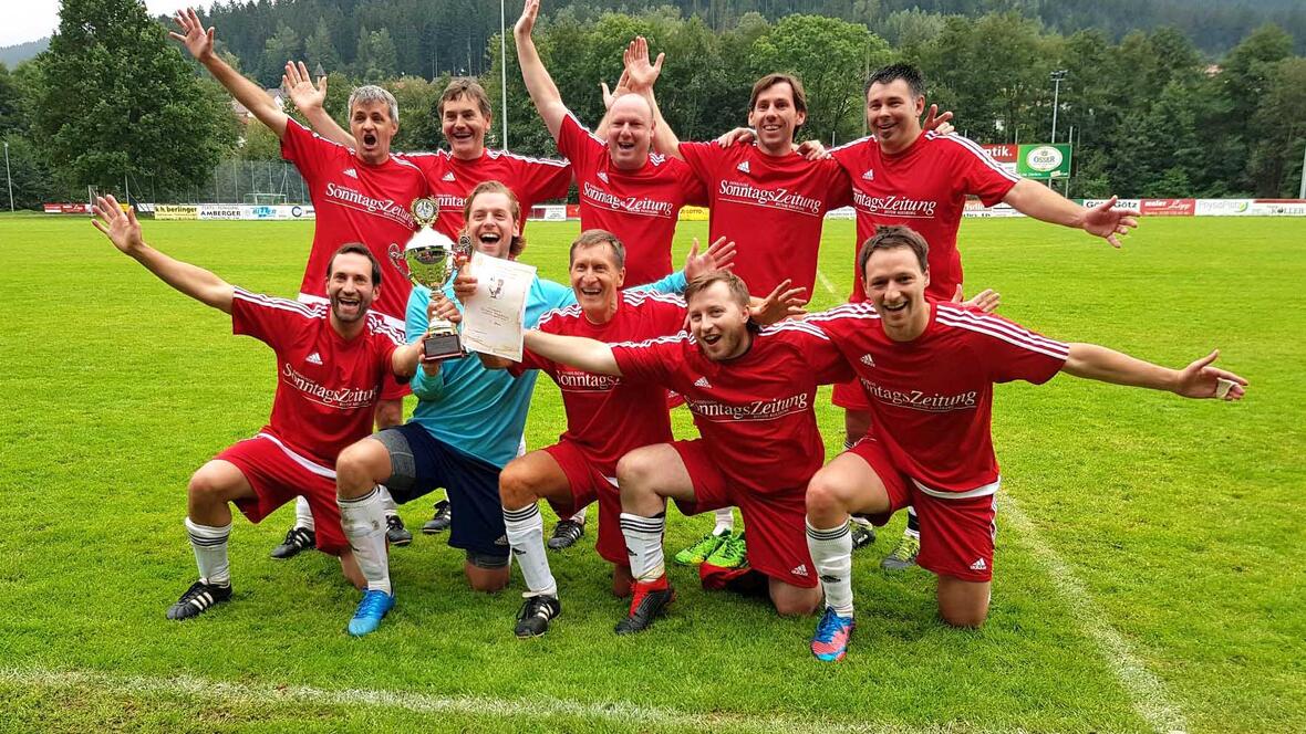 Grenzenloser Jubel: Das Team des Bistums Augsburg holt sich verdient den siebten Titel. (Foto privat)  