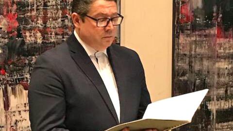 Einer der Mitwirkenden des Konzertabends: Kantor Nikola David von der Liberalen Jüdischen Gemeinde Beth Shalom München bei der Finissage zur Gerhard-Richter-Ausstellung „Zyklus Birkenau“ im Diözesanmuseum St. Afra, Januar 2020. (Archivfoto: Schmucker)