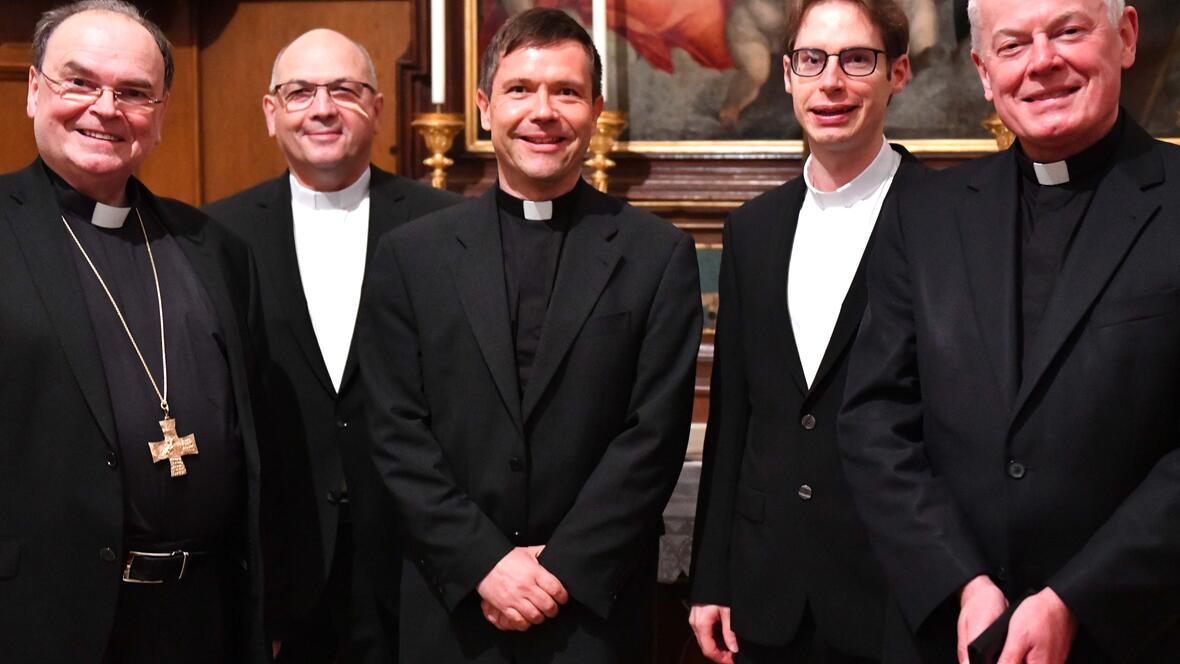 Vom Bischof und vom Dompropst umrahmt: Die drei neuen Domvikare Ulrich Müller, Peter Seidel und Tobias Wolf (Foto: Ulrich Bobinger / pba).