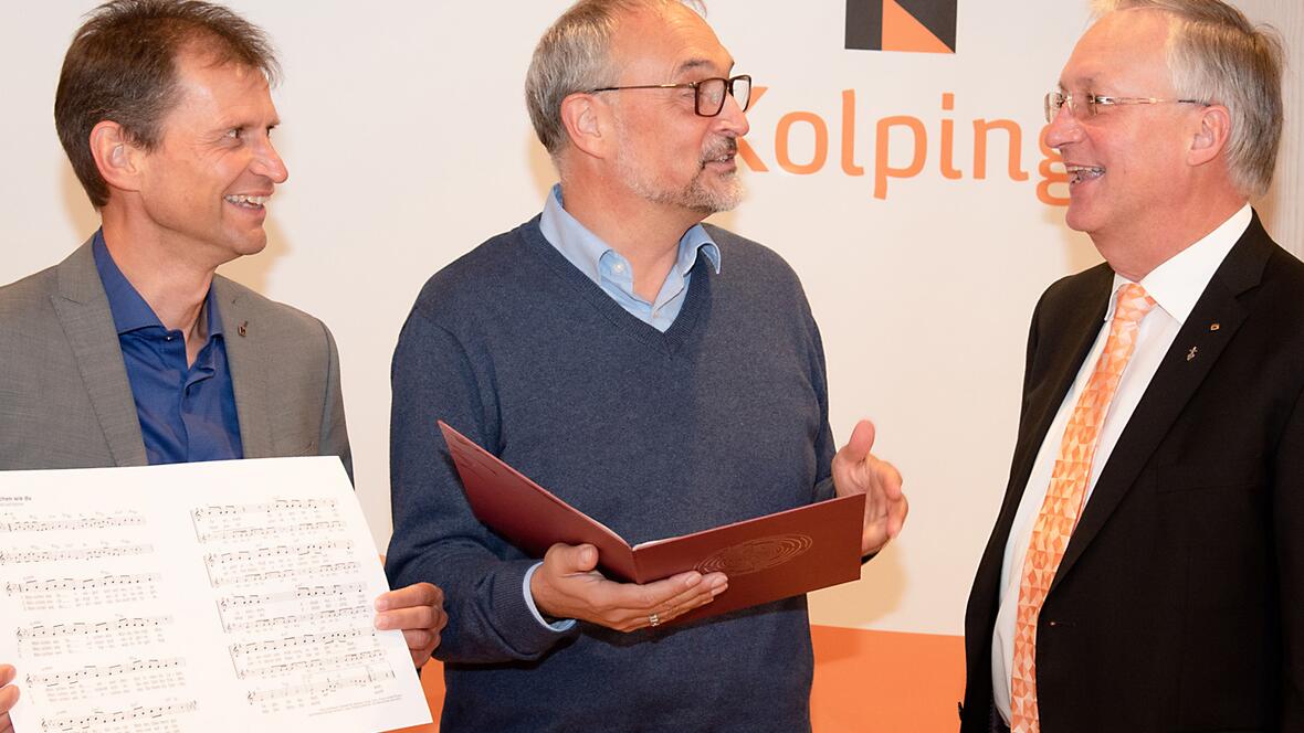 (v.l.) Der Diözesanvorsitzende des Kolpingwerks Augsburg Robert Hitzelperger, P. Norbert Becker MSC und Kolping-Diözesanpräses Wolfgang Kretschmer bei der Vorstellung der neuen Messe im Augsburger Kolpinghaus (Foto: Barbara Löll / Kolpingwerk Diözesanverband Augsburg)