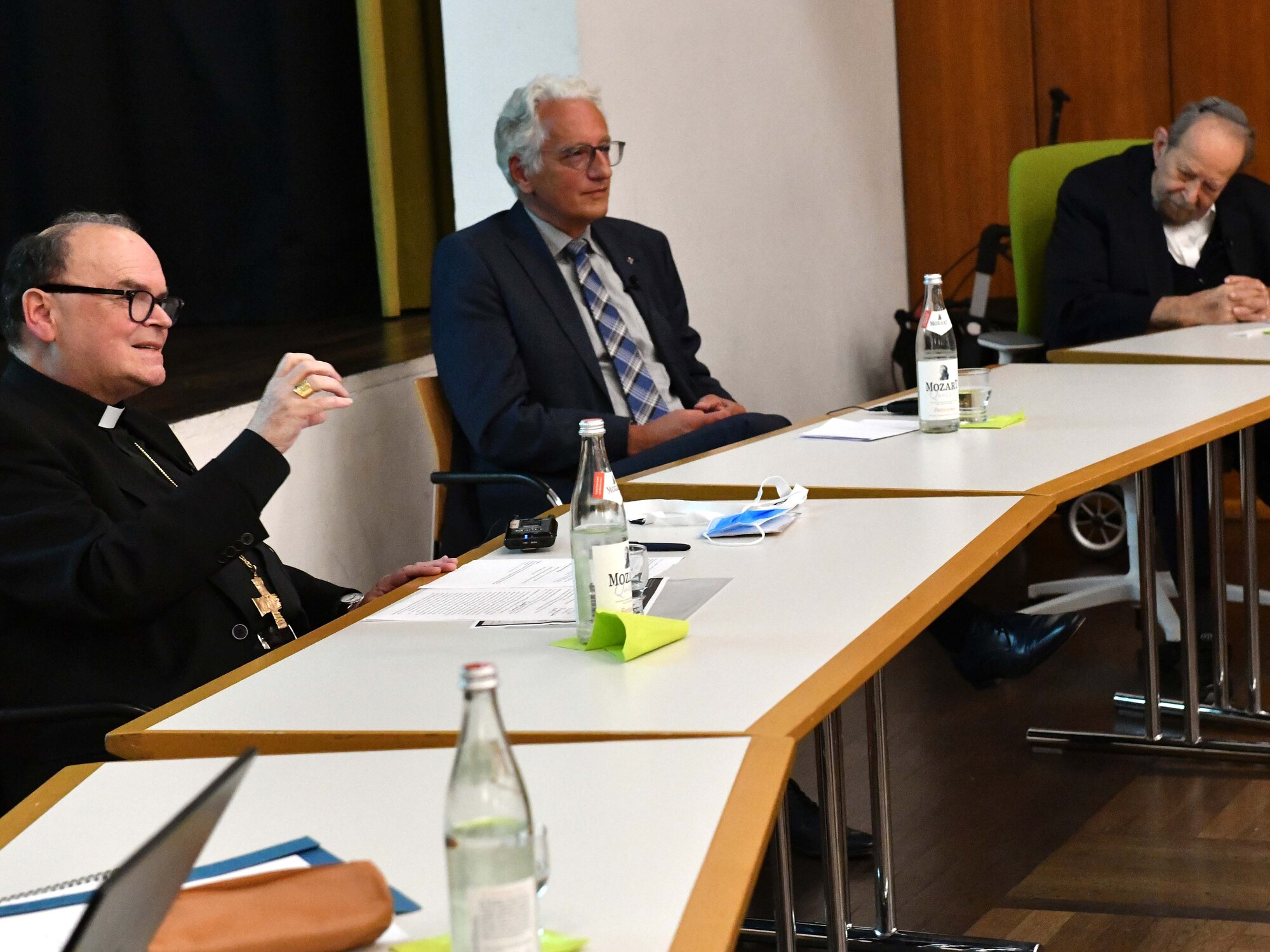 Angeregte Diskussion beim Interreligiösen Dialog