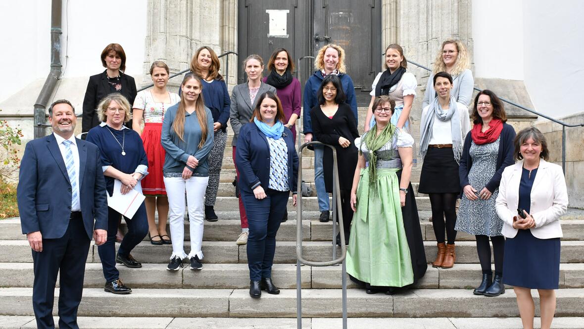 Fundierte Ausbildung zur Religionspädagogin: Die Kursabsolventinnen mit dem stellvertretenden Leiter der Hauptabteilung II: Seelsorge Christian Öxler und der Leiterin des Fachbereichs Pastoral in Kindertagseinrichtungen Margret Färber (erste Reihe) (Fotos: Julian Schmidt / pba)