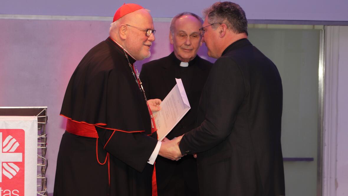 Kardinal Reinhard Marx gratulierte dem neuen Landes-Caritasdirektor und dankte Prälat Bernhard Piendl für sein zwölfjähriges Wirken. (Foto: Caritas Augsburg/Bernhard Gattner)