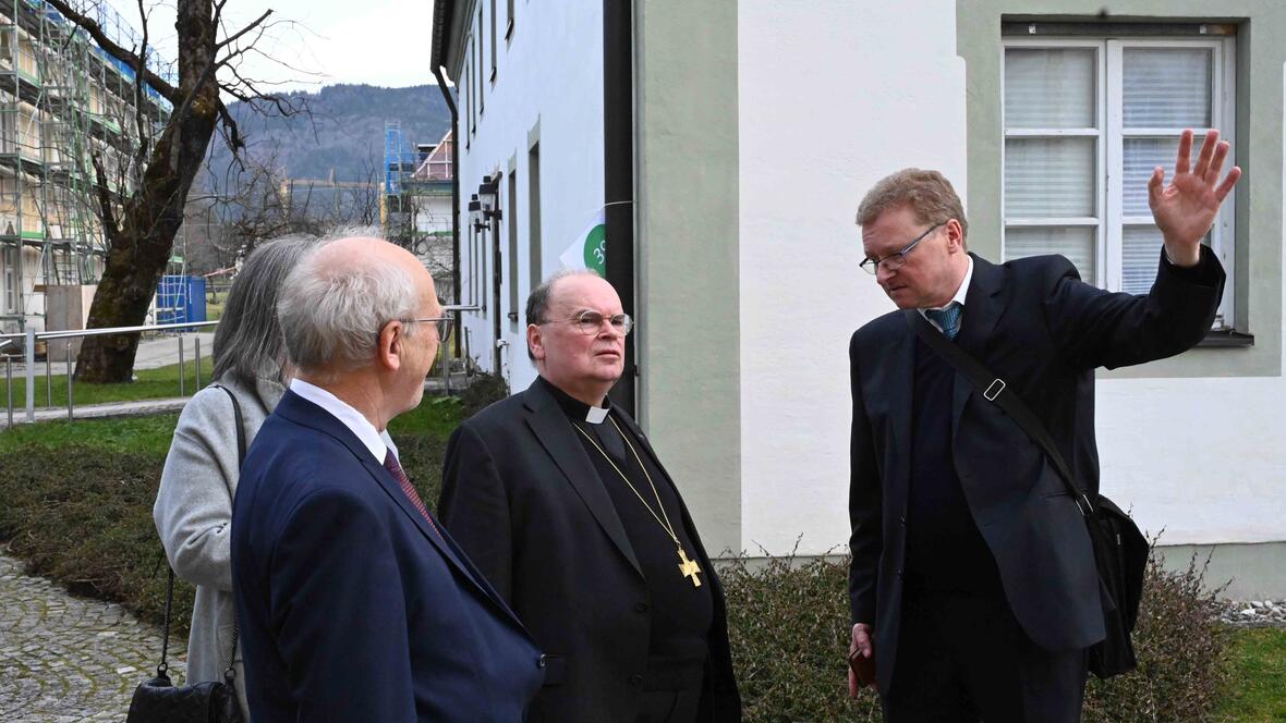 Bei seinem Besuch im Kloster machte sich Bischof Bertram auch ein Bild über den aktuellen Stand der Sanierungsarbeiten nach der Unwetterkatastrophe im vergangenen Jahr. (Foto: Theresa Wiedemann / pba)  