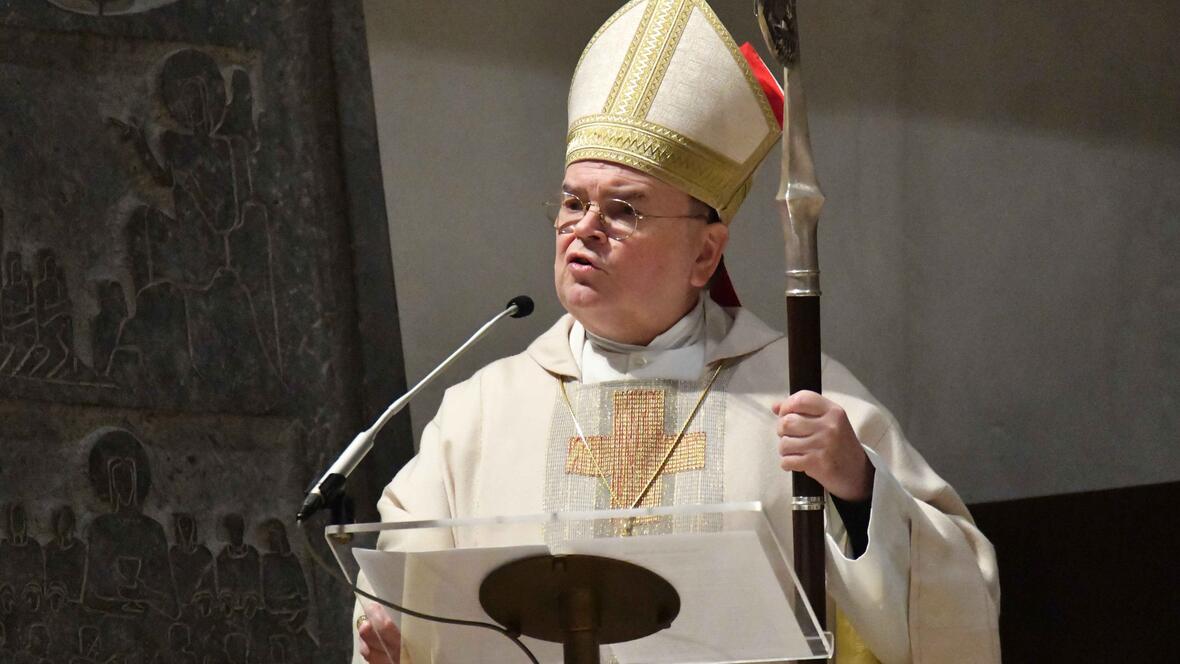 In seiner Predigt rief Bischof Bertram die Gläubigen dazu auf, ihr Leben neu unter das Licht Gottes zu stellen (Foto: Maria Rösch / pba) 