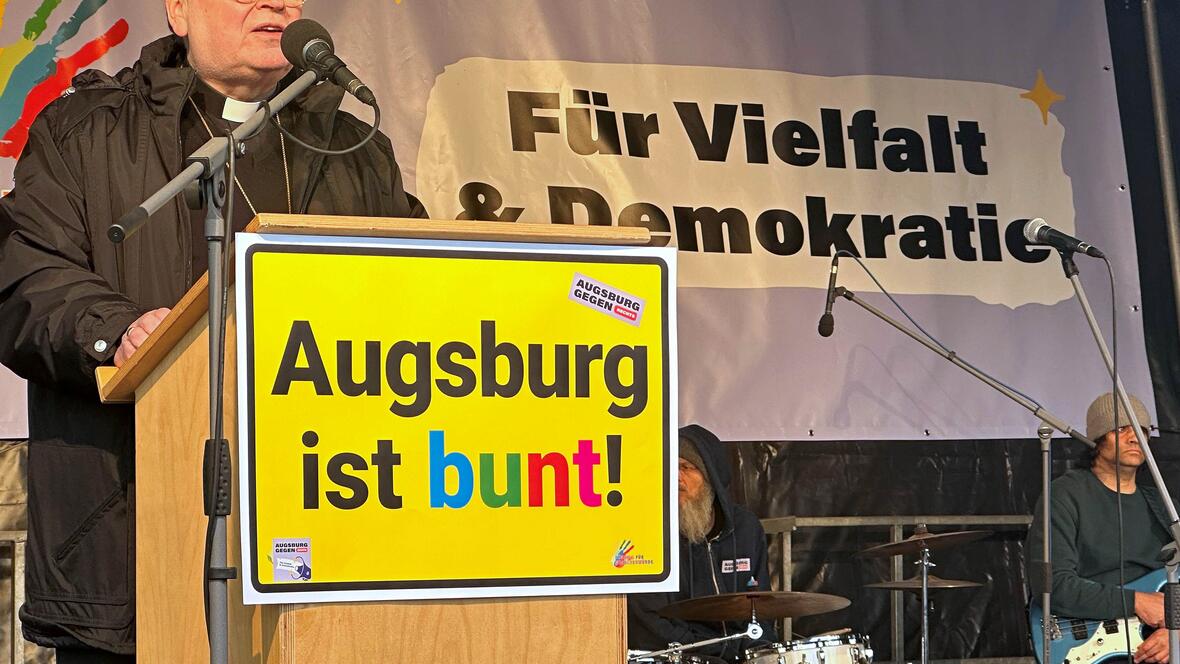 Bischof Bertram rief vor mehr als 25.000 Kundgebungsteilnehmern und -teilnehmerinnen zu Menschlichkeit und Versöhnung auf (Fotos: Viktoria Kratzer/pba).