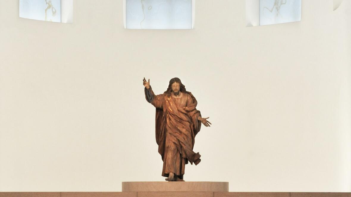 Der Innenraum der Moritzkirche mit der Figur des auferstandenen Christus (Foto: Nicolas Schnall/pba).