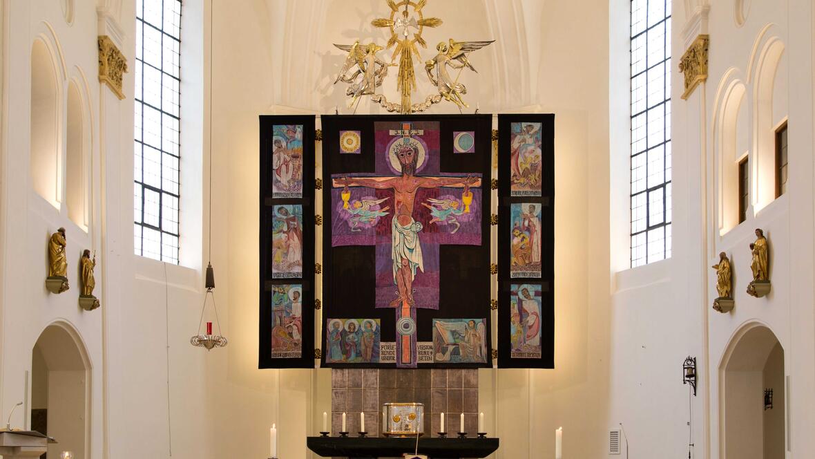Das Fastentuch von Hilda Sandtner in der Mindelheimer Pfarrkirche St. Stephan. (Foto: Peter Bachmeier)