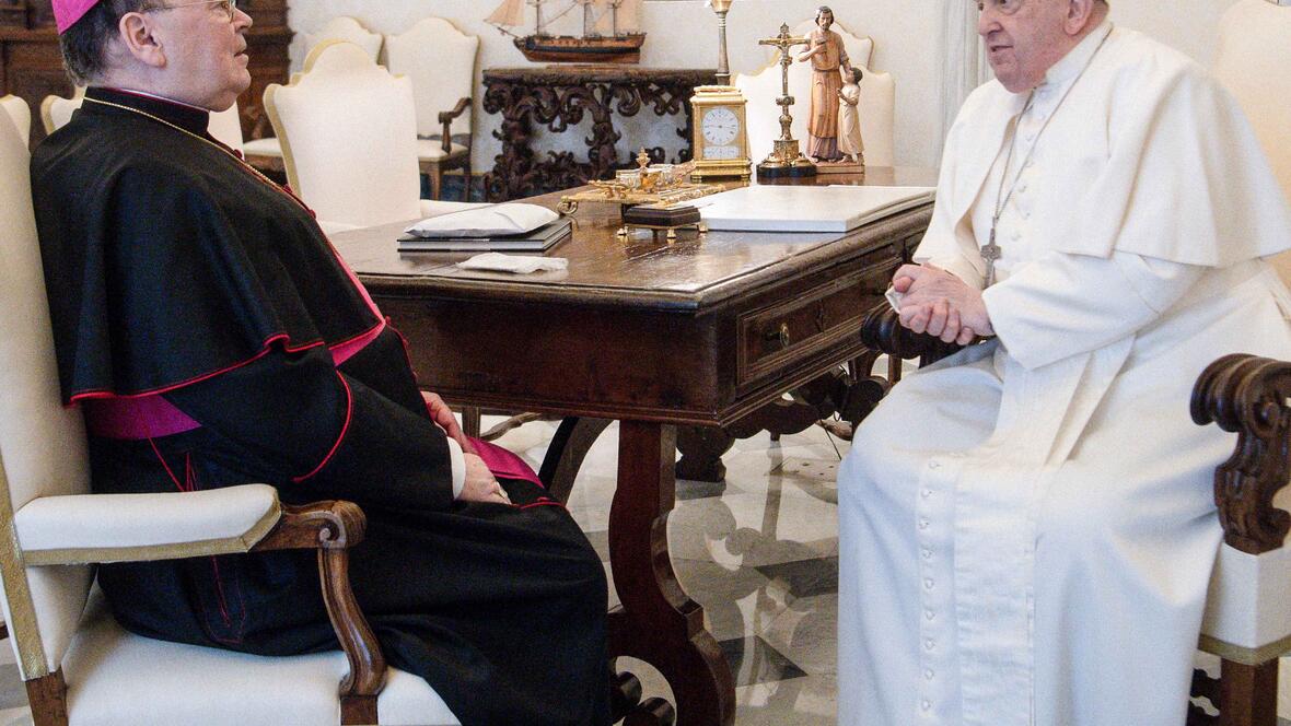 Papst Franziskus hat am Freitag den Augsburger Bischof Dr. Bertram Meier zu einer Privataudienz empfangen (Foto: Vatican Media/KNA).