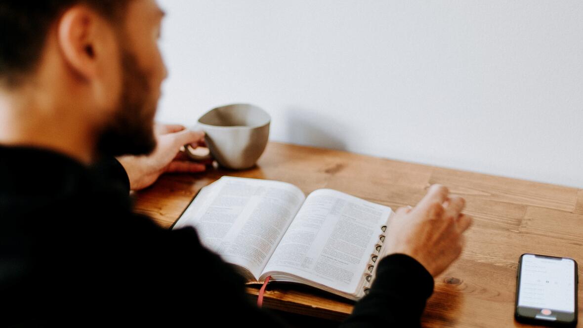 Bibellesen mit Herz und Verstand. (Foto: Priscilla Du Preez / Unsplash)