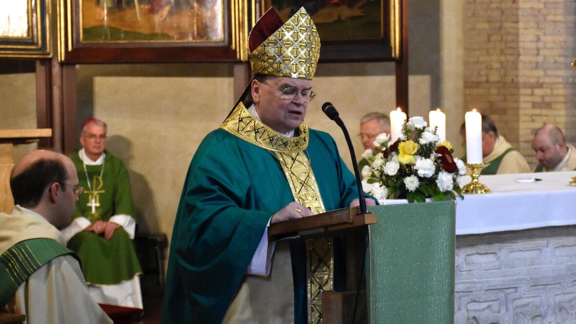 Bischof Bertram, als Beauftragter der DBK für den Campo Santo Teutonico, bei der Predigt in der Kollegskirche. (Foto: privat)
