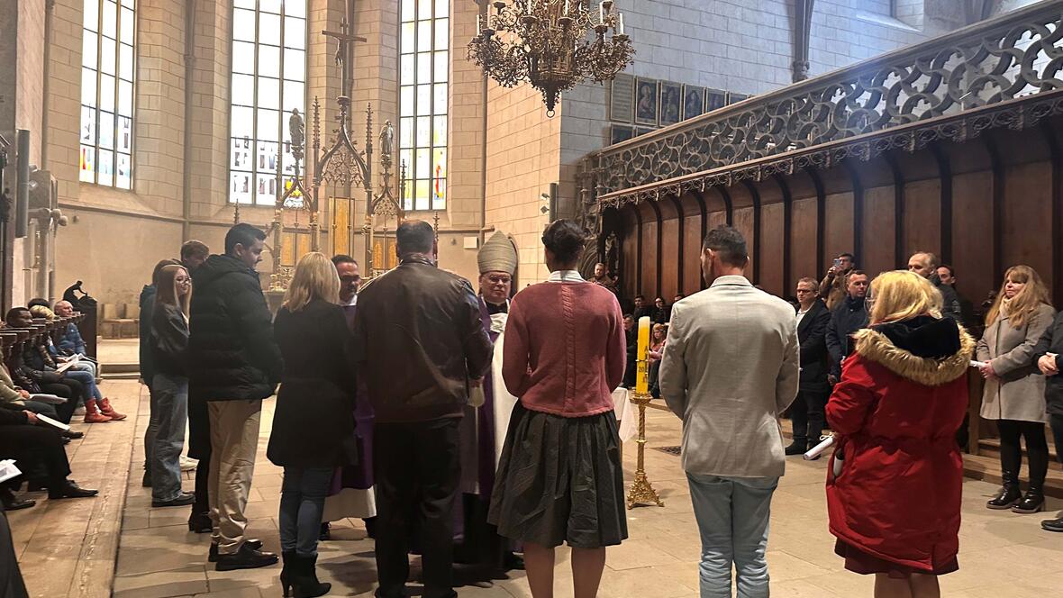 Die Zulassungsfeier für die Taufbewerberinnen und -bewerber fand im Westchor des Doms statt (Foto: pba/Ulrich Bobinger)