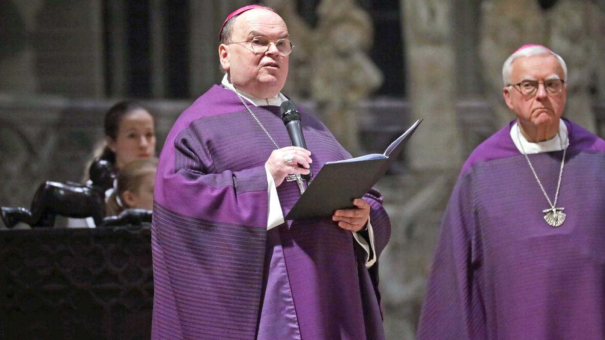 Begrüßung durch Bischof Bertram im Hohen Dom. (Foto: Annette Zoepf / pba)