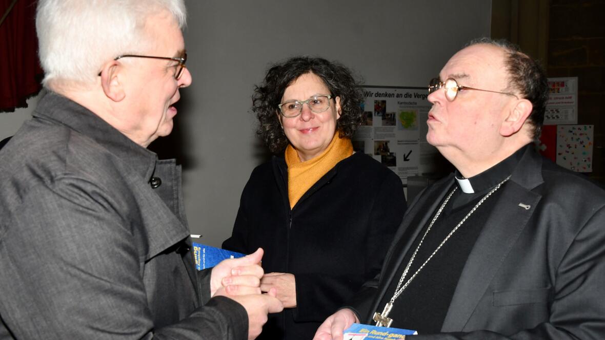 Der neue Kirchenführer wurde Bischof Dr. Bertram Meier vom Leiter der Behindertenseelsorge im Bistum Augsburg, Diakon Thomas Schmidt, überreicht. (Foto: Wolfgang Czech)