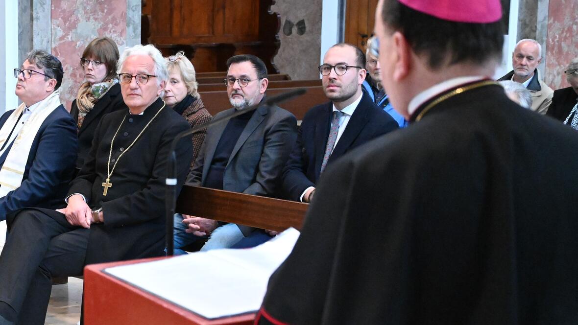 Hörten dem Bischof aufmerksam zu: Regionalbischof Axel Piper und links daneben der jüdische Kantor Nikola David (Foto: pba/Ulrich Bobinger).