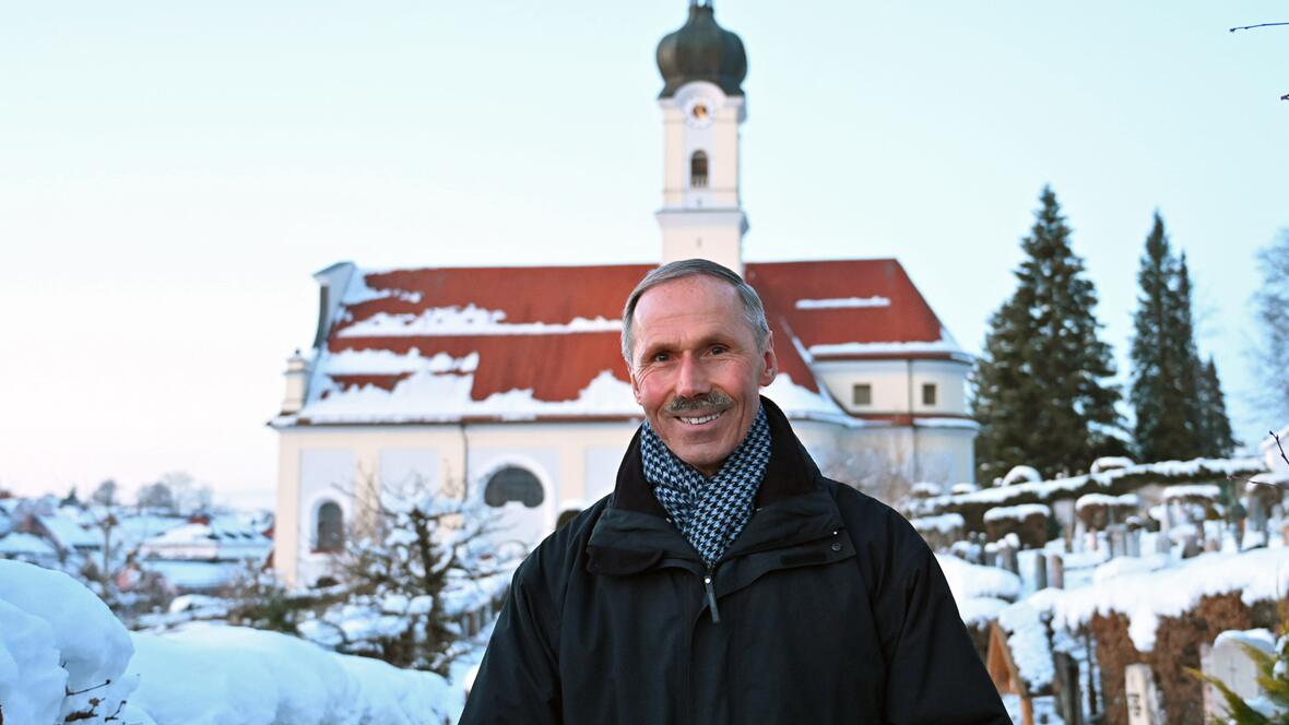 Dekan Siegbert Schindele vor seiner Pfarrkirche St. Nikolaus. (Fotos: Leander Stork / pba) 