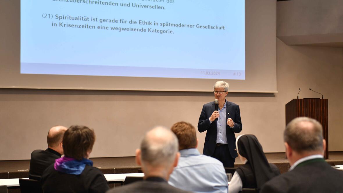 Über die Verbindung von Spiritualität und Verantwortung sprach Prof. Dr. Markus Vogt vor rund 70 Seelsorgerinnen und Seelsorgern im Haus Sankt Ulrich. (Fotos: Maria Rösch / pba)