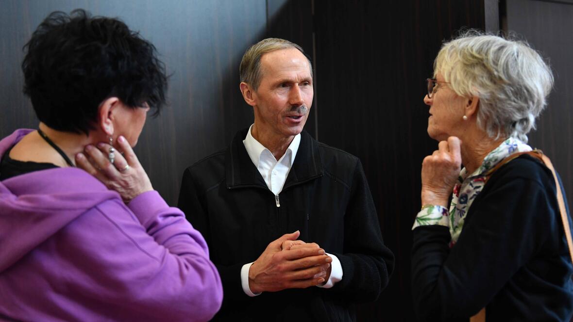 In den Pausen zwischen den Vorträgen blieb bei Kaffee und Imbiss Zeit zur Begegnung. 