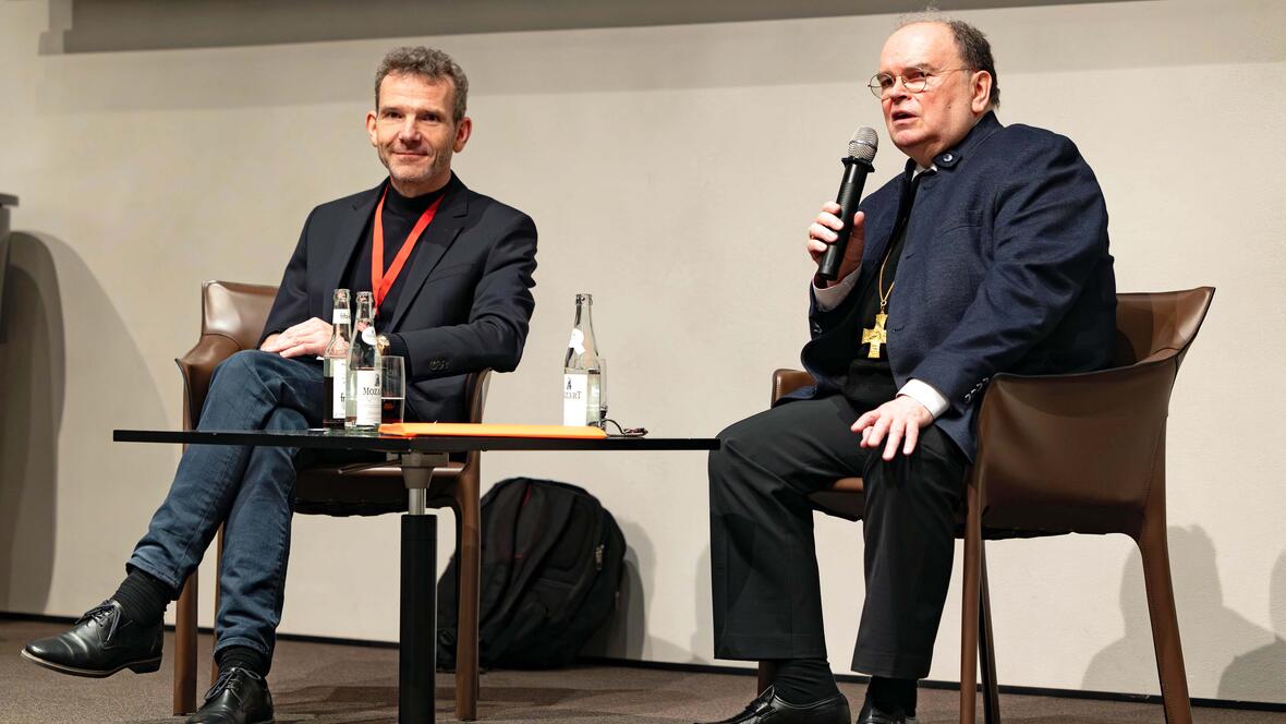 GKP-Jahrestagung in Augsburg: Beim anschließenden Hintergrundgespräch im Haus Sankt Ulrich stellte sich Bischof Bertram den Fragen der Journalisten. (Foto: Christian Klenk)