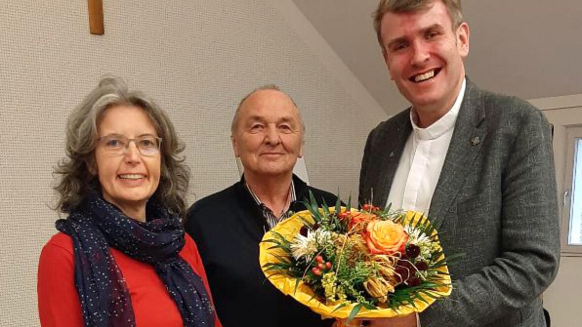 Pfarrer Bernd Rochna (rechts im Bild) wird neuer Landvolkseelsorger in Bayern, daneben die KLB-Landesvorsitzende Michaela Widmann und der stellvertretende Landesvorsitzende Gerd Schneider (Foto: Martin Wagner / KLB Bayern)