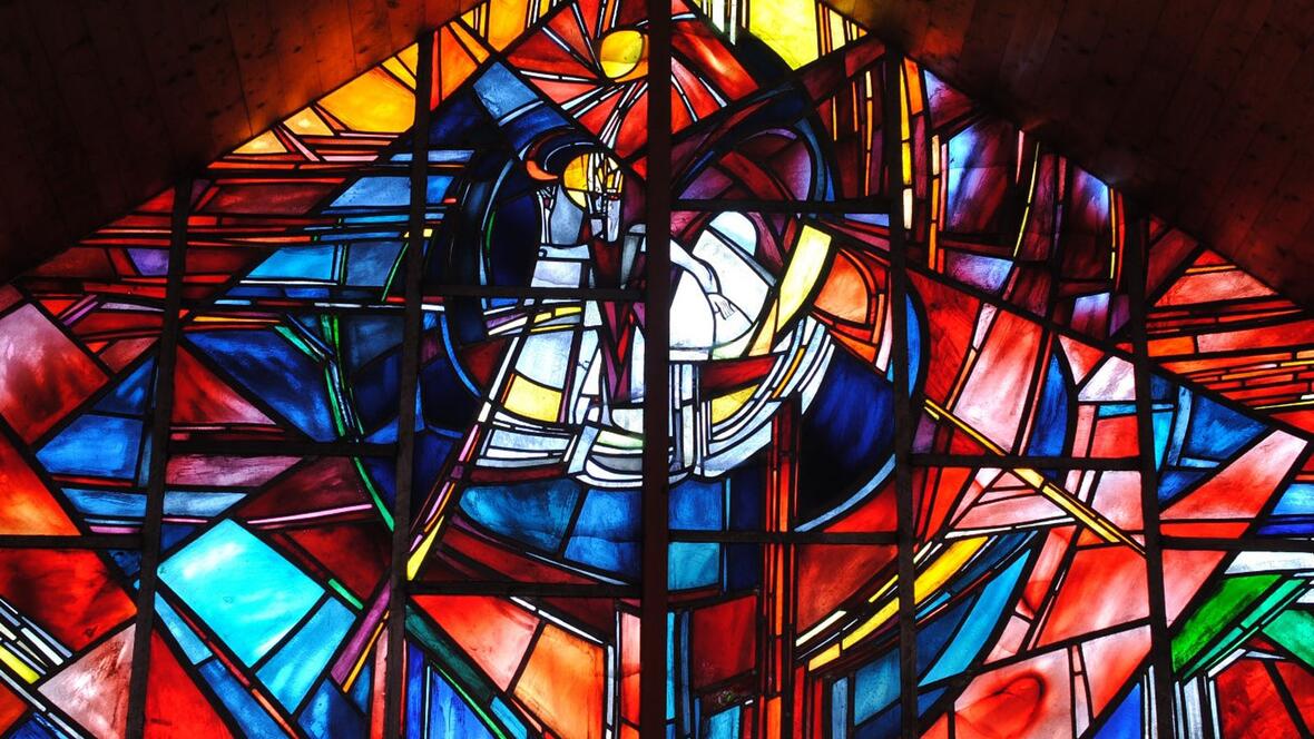Osterfenster in der Kapelle der Erich-Schicklung-Stiftung in Eggisried (Foto: Erich-Schickling-Stiftung)