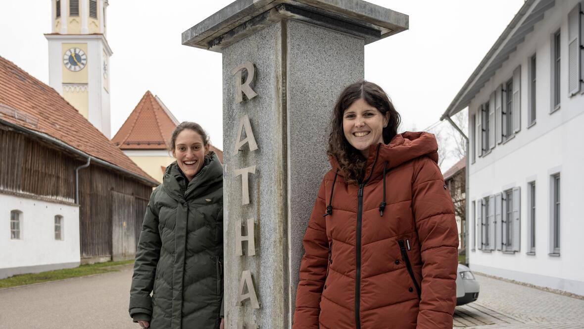  Ulrike Daufratshofer (rechts) und Antonia Baur (links) kümmern sich als Referentinnen für soziale Gemeindeentwicklung um das soziale Gefüge der Verwaltungsgemeinschaft und Pfarreiengemeinschaft. Zahlreiche neue Ideen und Angebote sind schon entstanden (Fotos: Maria Rösch/ pba)