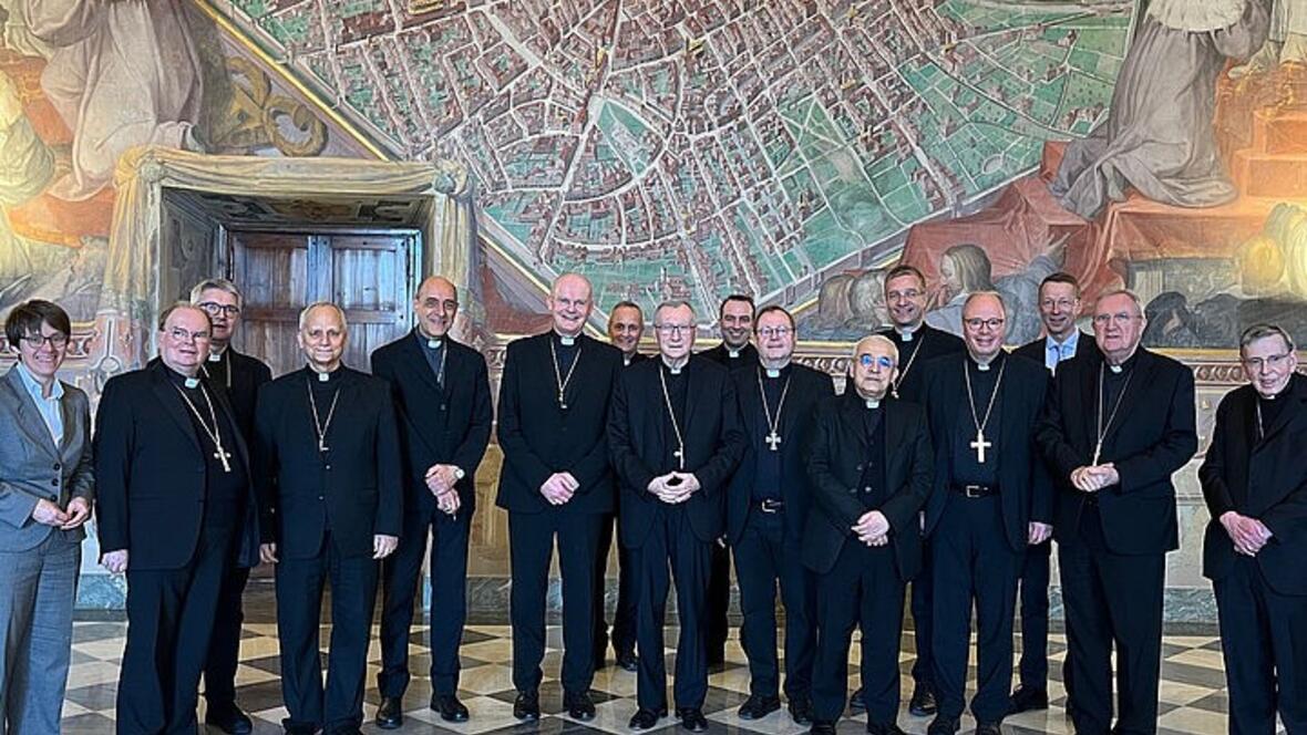 Die Delegationen der Römischen Kurie und der Deutschen Bischofskonferenz in der Sala Bologna im Vatikan (Foto: DBK).