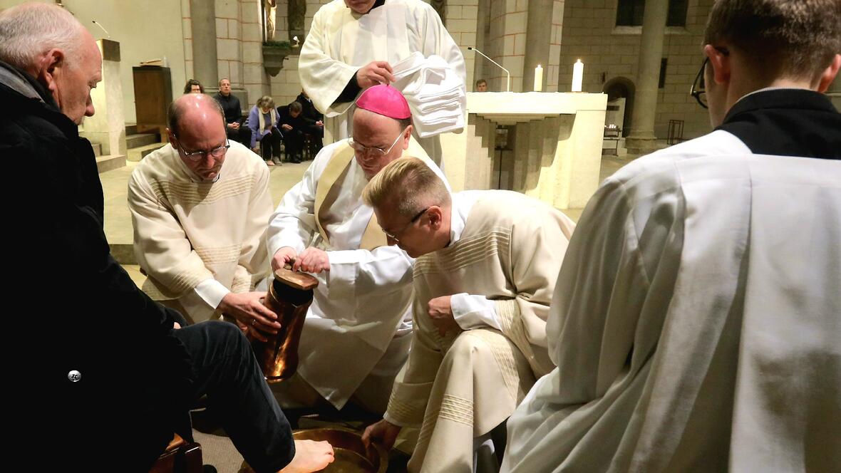 Bischof Bertram wusch Gemeindemitgliedern aus zwölf Ulrichskirchen im Bistum die Füße - so, wie es Jesus beim Letzten Abendmahl getan hatte (Fotos: pba/Annette Zoepf).
