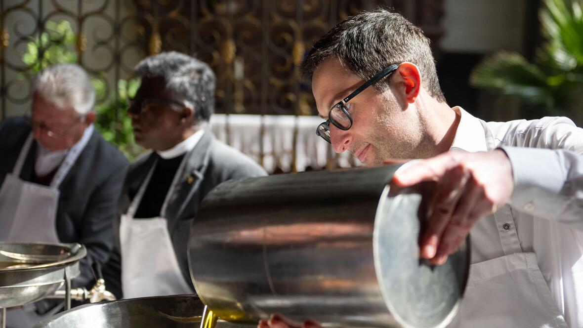 Am Karmittwoch werden die neuen Öle für die Liturgie gesegnet und an die Vertreter der Dekanate verteilt. (Fotos: Julian Schmidt / pba) 