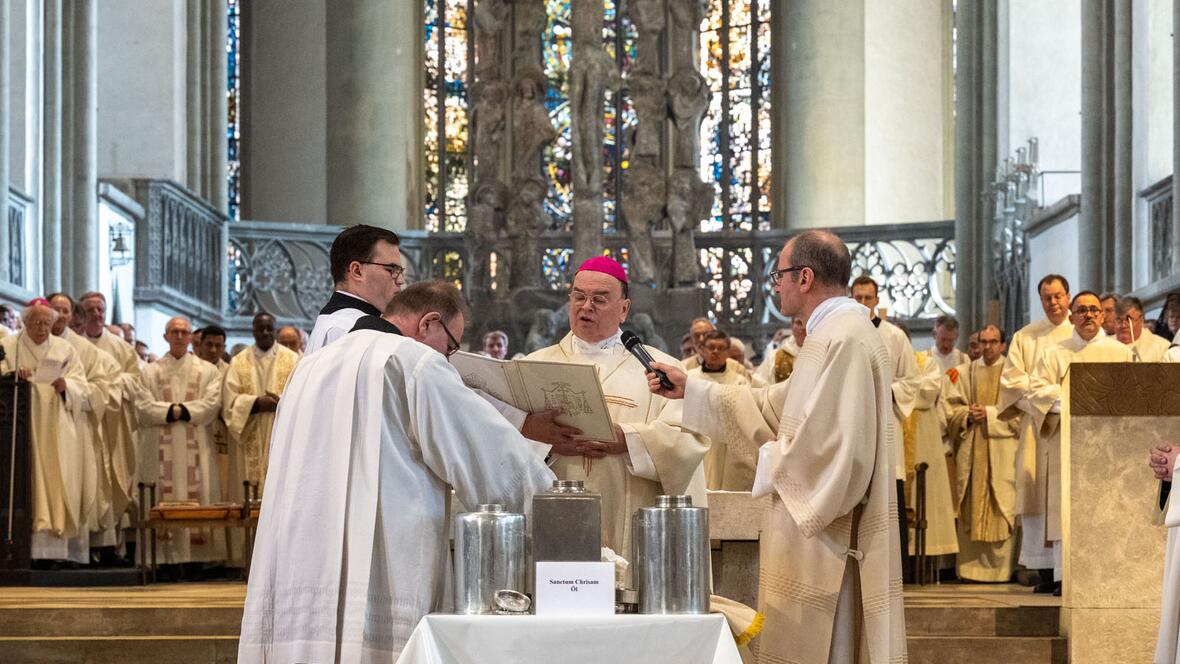 Die Weihe des Chrisams stellt den Höhepunkt der Messe dar. 