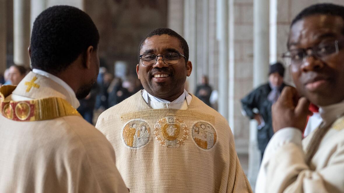 Die Priester hatten gute Laune bei der Chrisammesse und freuten sich über den Austausch.