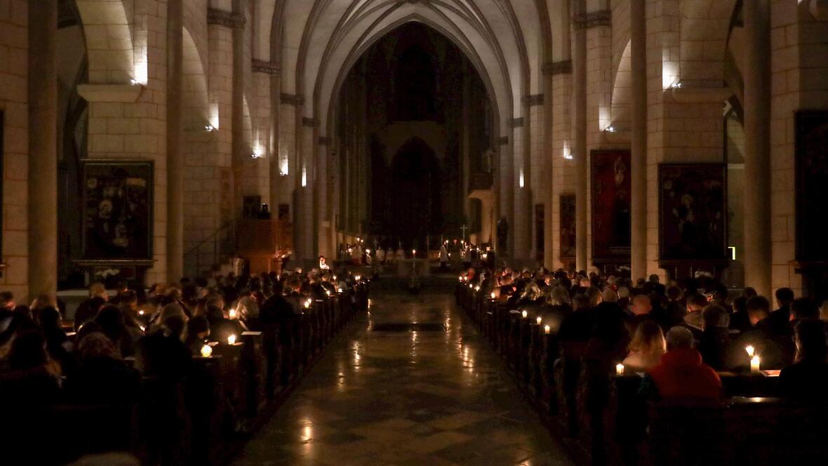 Der von Kerzen erleuchtete Hohe Dom in der Osternacht (Fotos: Annette Zoepf / pba)