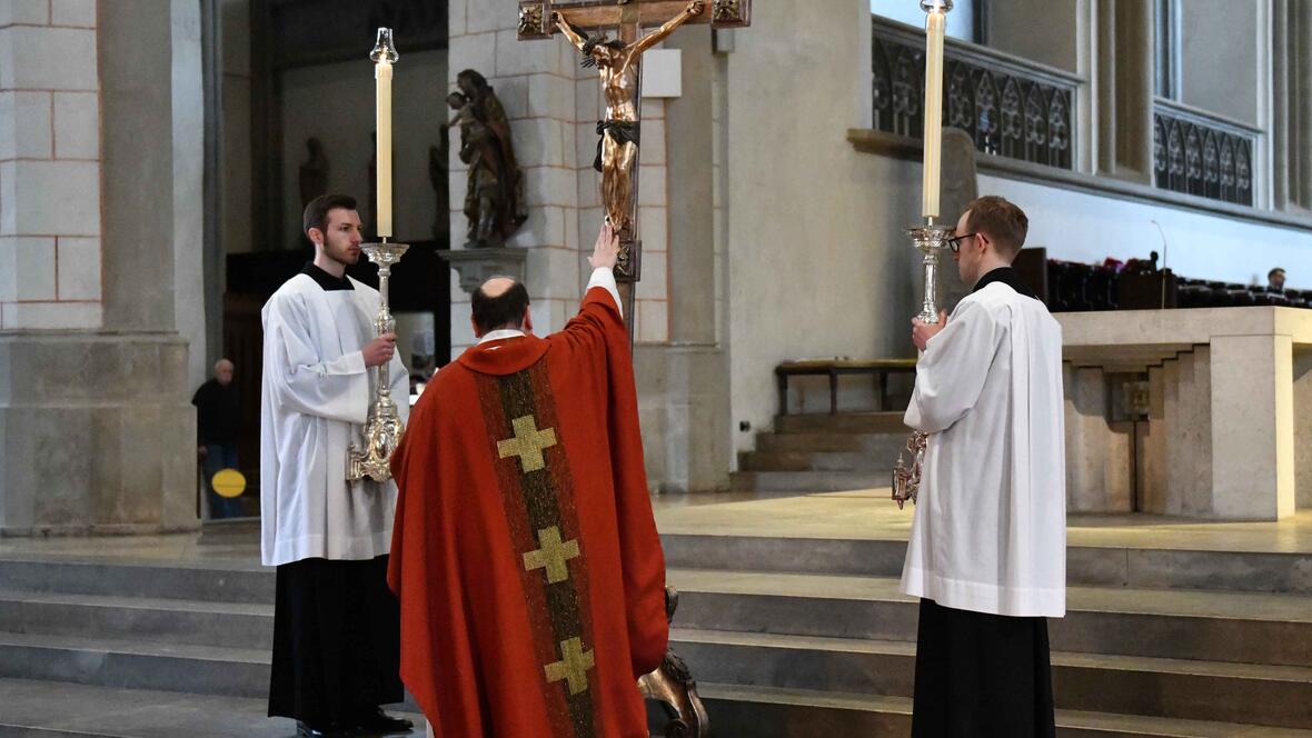 Bischof Bertram bei der Feier des Leiden und Sterbens Jesu im Augsburger Dom (Fotos: Maria Rösch / pba) 