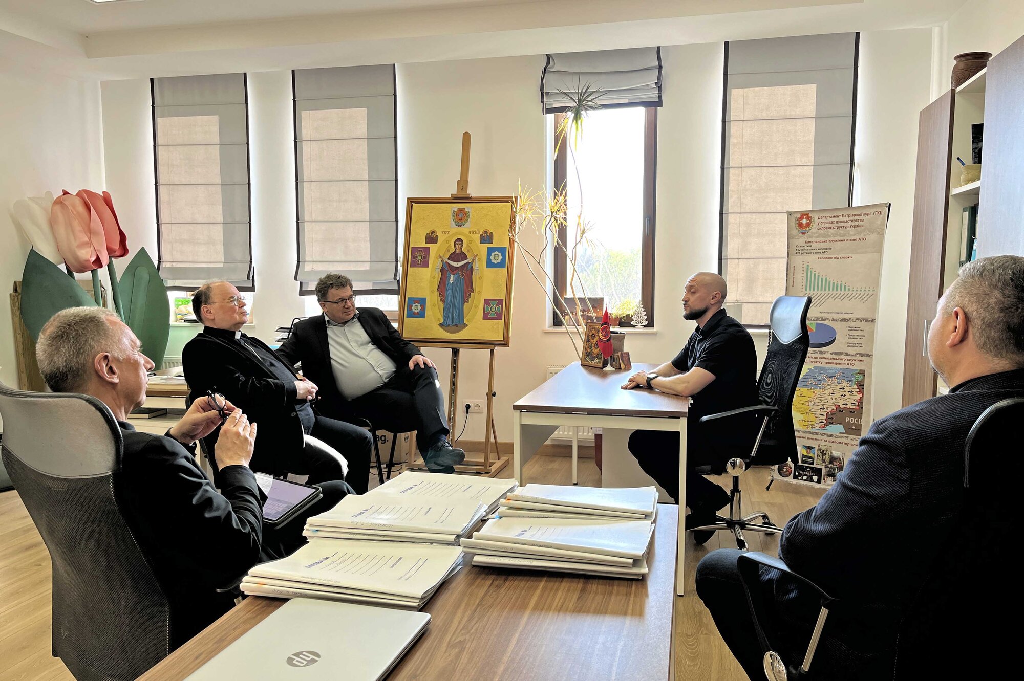 Solidaritätsreise_Gespräch mit P. Andriy Zelinsky SJ von der griechisch-katholischen Militärseelsorge (Foto Ewelina Sowa Deutsche Bischofskonferenz)