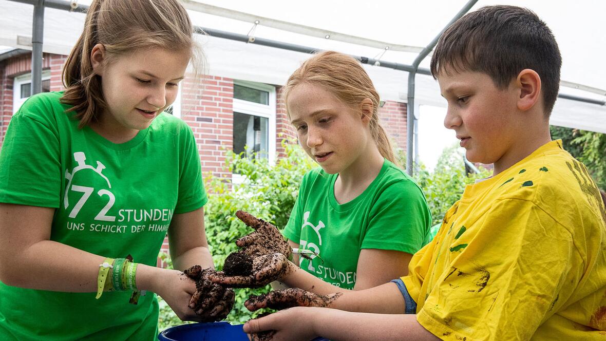 Kinder bei einem Bauprojekt im Rahmen der letzten 72-Stunden-Aktion (Foto: Achim Pohl / BDKJ)