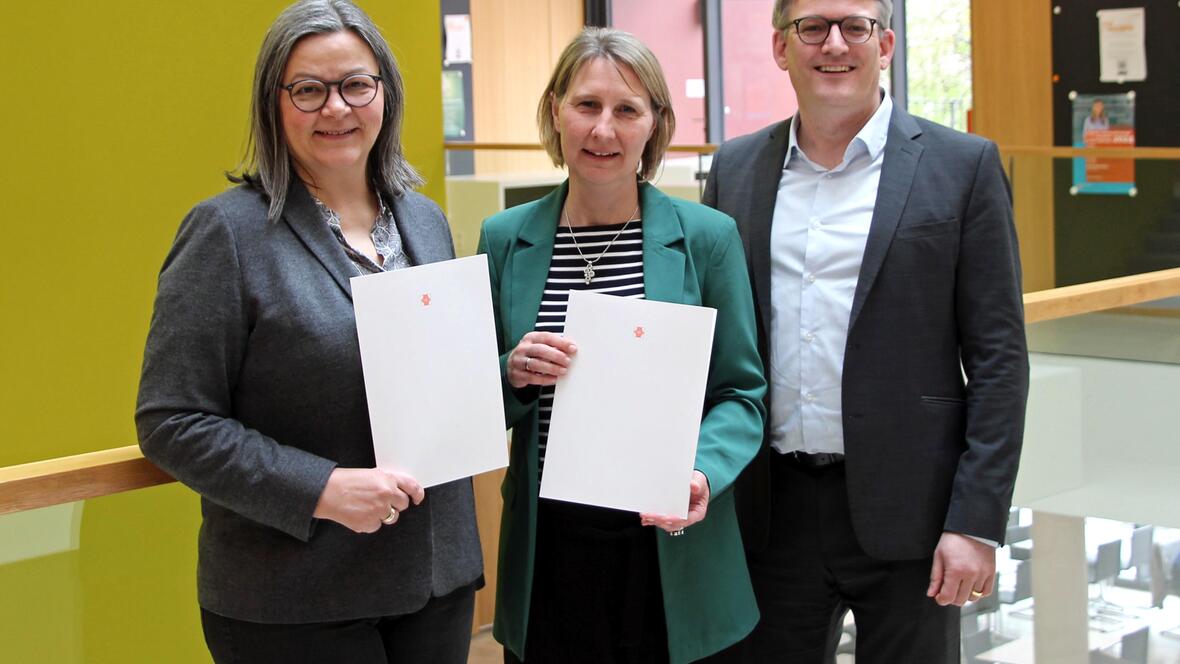 Übergabe der Verträge für das duale Studium (v.l.): KSH-Präsidentin Prof. Dr. Birgit Schaufler, Heidelinde Hentschke für das Bistum und Studiengangsleiter Prof. Dr. Ralf Gaus (Foto: KSH München / Abteilung Benediktbeuern)