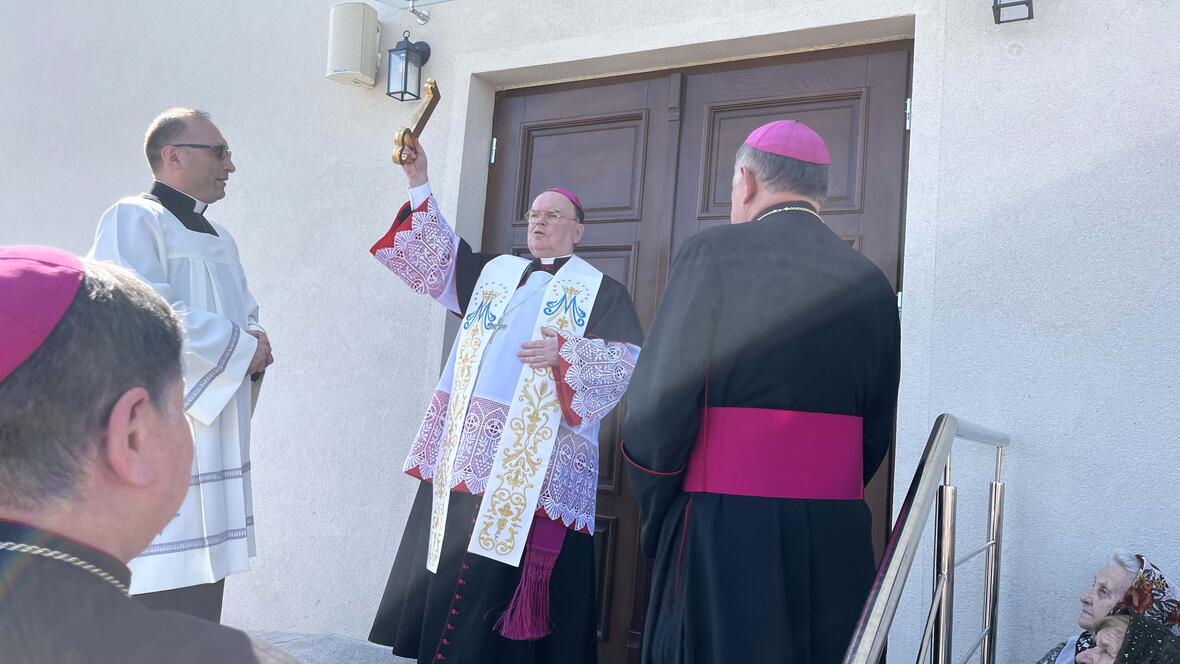 Bischof Bertram weihte die Kirche St. Josef in Radechiw nahe Lemberg. (Fotos: Deutsche Bischofskonferenz / Ewelina Sowa)
