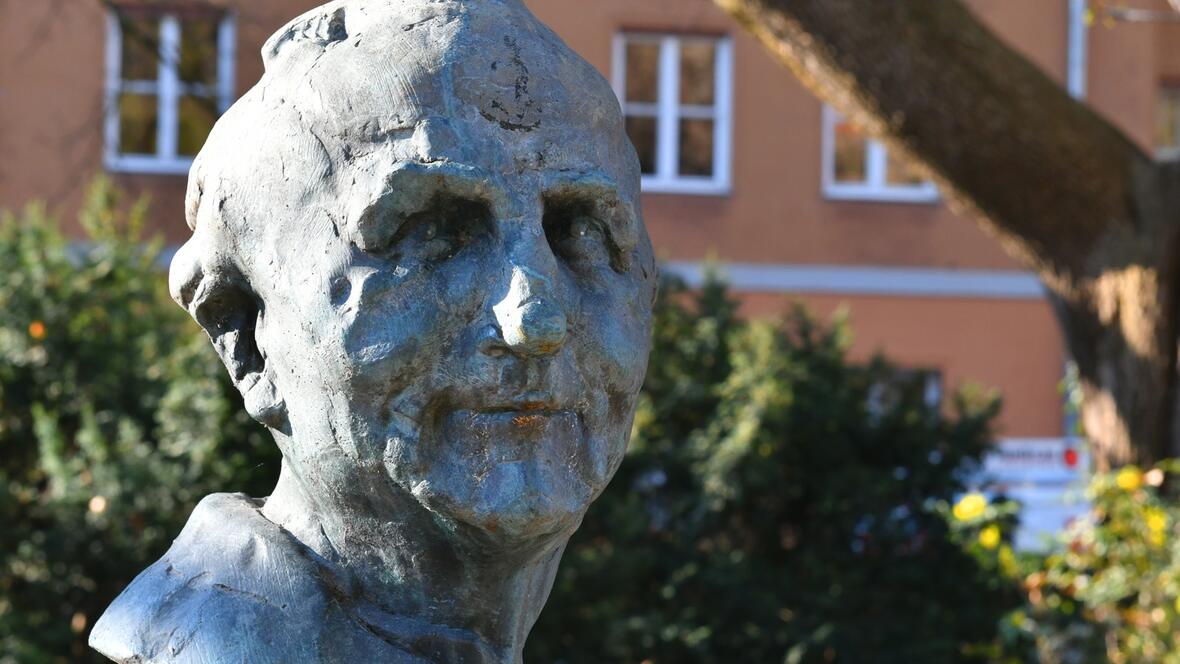 Die Büste von Max Josef Metzger auf dem Domplatz in Augsburg. (Foto: Julian Schmidt / pba)