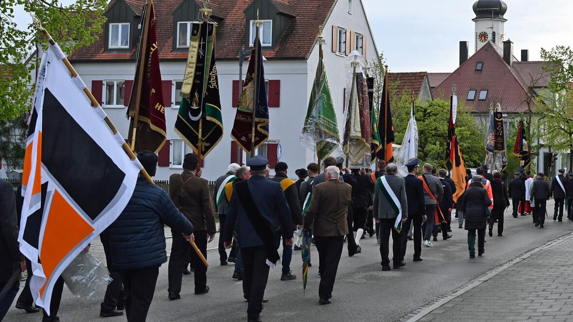 Gemeinsam zog die Gemeinde vom Friedhof zur Pfarrkirche. 