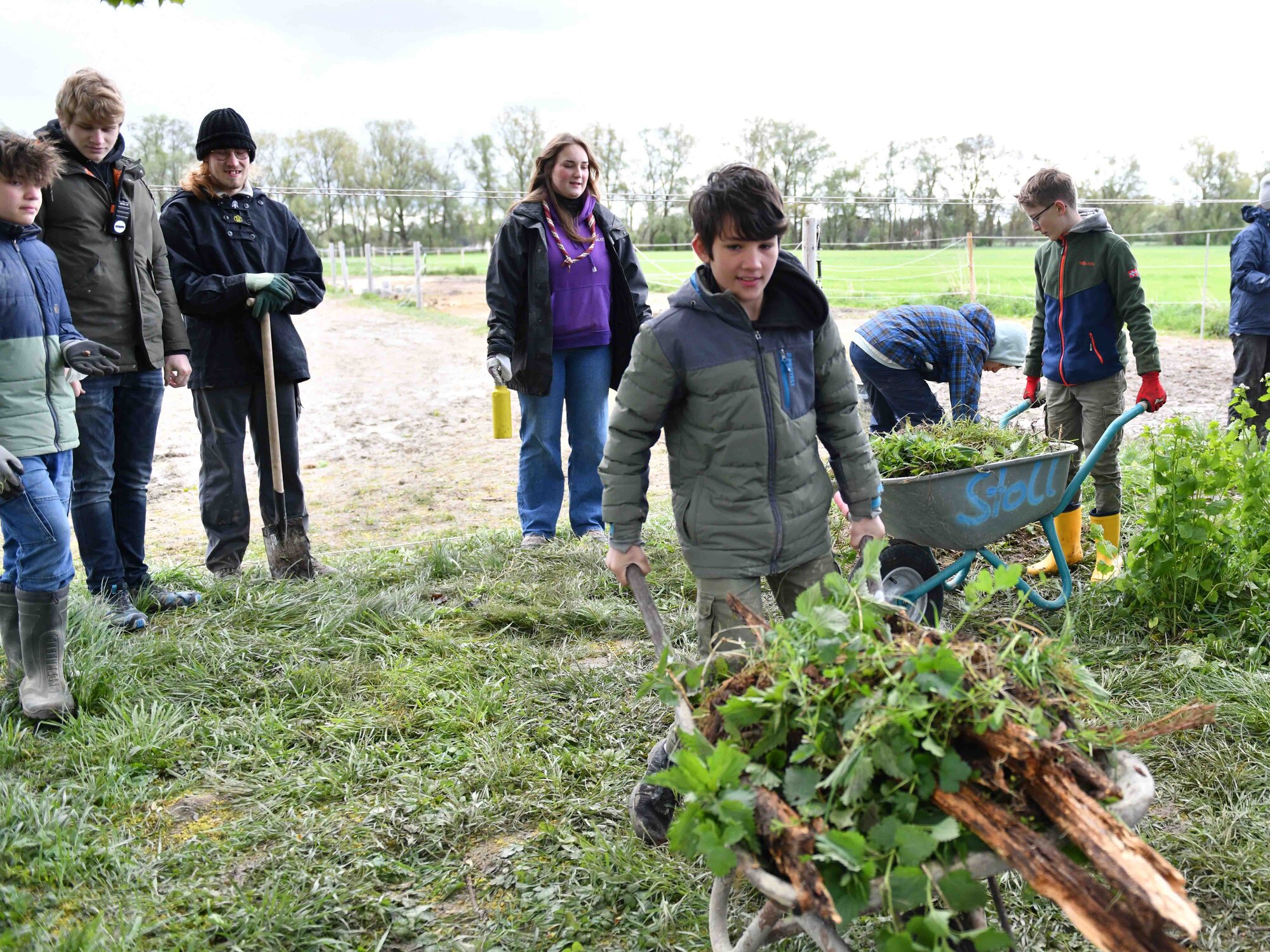 Trotz Matsch und kalten Temperaturen halfen die Jugendpfadfinder des Bezirks Augsburg bei der Renovierung einer Pferdesportanlage (Foto: Maria Rösch / pba)